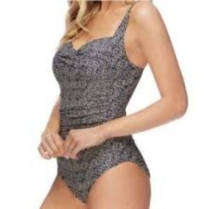 Nip Tuck Joanne Twist Front One Piece Swimsuit. Size 6.